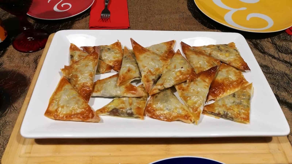 Receta de Crujientes de carrillera Ibérica al vino tinto con dátiles